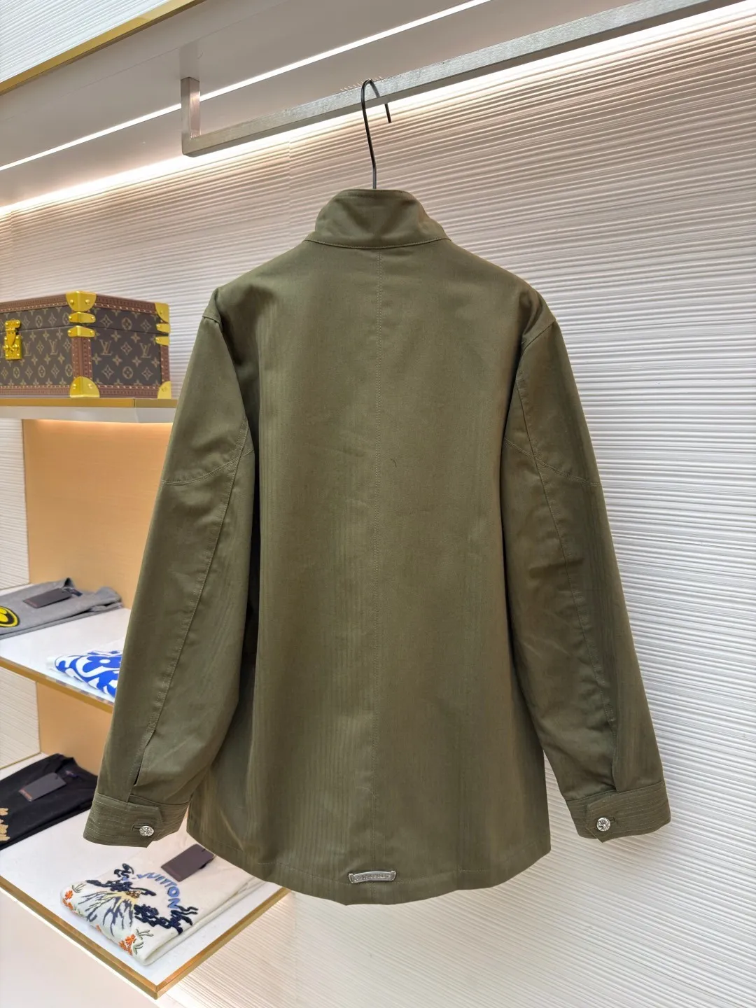 Chrome Hearts M65 work jacket ●Item number: 1682244-D90 ●Fabric: cotton fabric ●Technology: herringbone brushed production ●Color: military green ●Version: loose fit ●Weight: about 1295 grams ●Size: S-M-L ●Description: Purchased from the original national specialty brand No. 51800. The custom-woven fabric is made of herringbone brushed 320g cotton material. It is matched with garment dyeing + dirty washing + distressing process. (minimum quantity 2000 meters). Customized jacquard lining. Add soft water washing. Customized 8# placket double-ended zipper. Customized 8# waist pocket zipper. Customized 5# Inner pocket zipper. Customized 20mm I-shaped buckle. Customized 25mm I-shaped buckle. Customized 15mm four-in-one buckle. Customized placket four-in-one concealed button. Customized genuine leather trademark. Size. Produced by a large factory, it is very test of workmanship. Full of street feel. Compare workmanship details to counters. Instant sale of the market version. The overall wiring is straight and delicate, the fabric is comfortable and soft, and the color is consistent without color difference. It can be matched with the same style to create a fashionable look and control various occasions. Customized accessories, complete with three standards, same style for men and women!